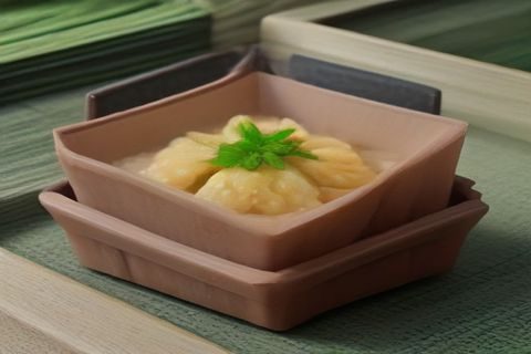 希志爱野内容导航站编辑人员在整洁的工作台前认真核查资讯条目，屏幕上显示内容分类列表，光线温暖、环境专注，体现专业的内容审核流程